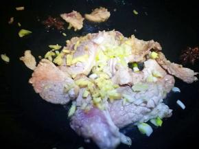 倒入肉片和葱姜 翻炒