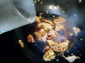 加入生抽和少许老抽 添适量清水