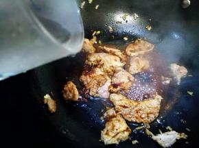 加入生抽和少许老抽 添适量清水