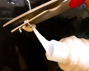 将出口的管子套满肠衣，用棉线把口系紧剪断