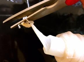 将出口的管子套满肠衣，用棉线把口系紧剪断