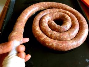 摇动灌肠机的把手就可以出香肠了。注意出口处的香肠，不可太松也不可太紧密，紧密了容易破，太松了晒干后就很瘪而且切的时候容易散。