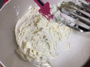 软化的芝士用电动打蛋器打发至顺滑