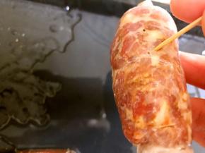 再用牙签扎些洞排气