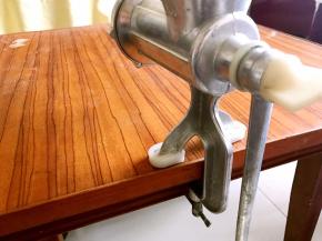 灌肠机固定在桌子上