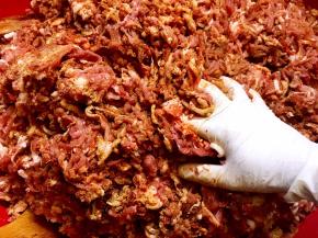 手上戴上手套，将肉和调料翻拌揉搓均匀