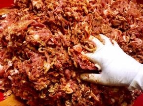 手上戴上手套，将肉和调料翻拌揉搓均匀