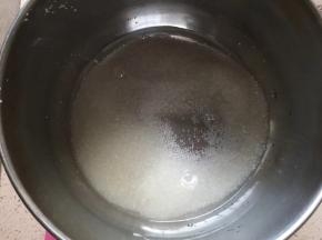 首先准备一个奶锅倒入白砂糖和水煮沸至砂糖融化