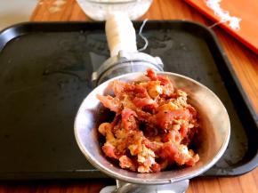 把腌制好的肉放入灌肠机的入口的漏斗里