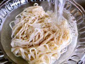 将肠衣洗净，浸泡5小时左右