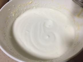 奶油打发至6成，晃动可流动状态