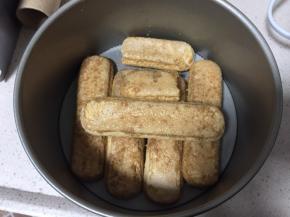 手指饼干稍稍沾一些咖啡，不能太湿或者太干，然后将手指饼干整齐摆好，（摆整齐后期切开切面会比较好看）