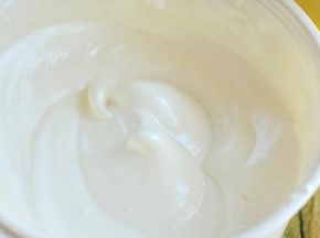 打至蛋糊变得浓稠，直到面糊滴落不下陷，低速再打发一分钟，整理气泡。