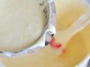 取一部分面糊，与黄油和椰浆的液体混合均匀，再与剩下的面糊混合均匀。