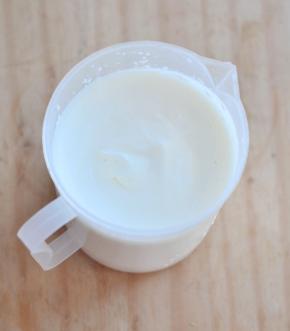 淡奶油加入糖和炼乳打至六分发，可缓缓流动，有少许纹路。