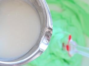 吉利丁液与斑兰奶油混合均匀。