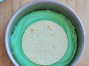 倒入一部分斑兰慕斯糊，再放入另一片海绵蛋糕。