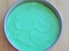 将剩余的斑兰慕斯糊全部倒入，抹平表面，放入冰箱冷藏三小时左右。