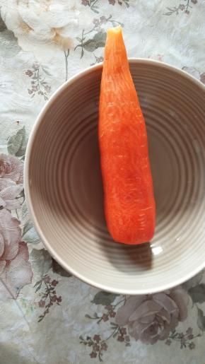 胡萝卜去皮洗净