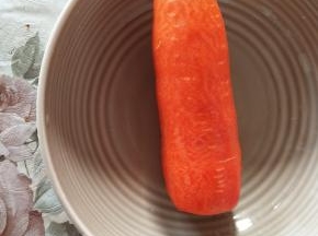 胡萝卜去皮洗净