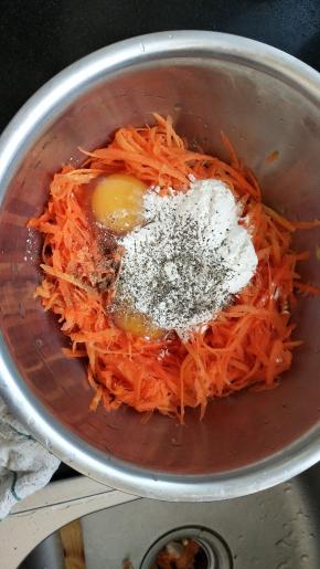 加入面粉加入盐加入五香粉