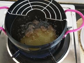 锅里入油烧热