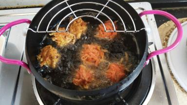 放入丸子，一面定型后可以反面