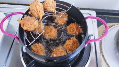 炸好的丸子放在搁架子上淋干油