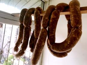 放在阴凉通风处晾干，大约半个月就可以做熟吃了（晾两天后再用牙签扎些洞最好）如果想要晒干的话就先晾一星期左右再晒干也很好哦。