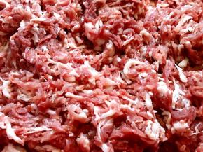 将肉洗净切成丝（我做了40斤所以我是用绞肉机绞的）