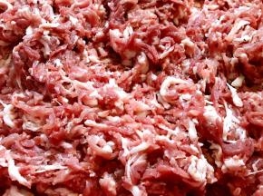 将肉洗净切成丝（我做了40斤所以我是用绞肉机绞的）