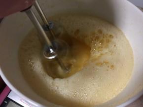 边倒入边搅打，注意倒入速度要慢，温度要控制好（避免变成蛋花汤）搅打好后放凉