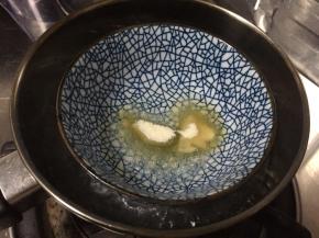 鱼胶粉泡热水中隔热水融化