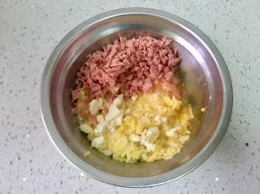 火腿和芝士切碎，拌进米饭里。