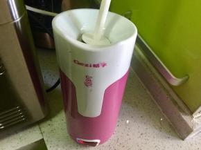 预热好后，倒入一勺油，刷匀。