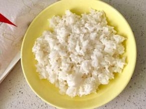 米饭蒸熟，可以用隔夜饭。