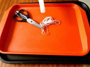 备一大盘子、剪刀和棉线