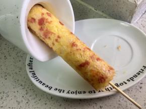 烤好后米饭肠会自动升起，把蛋肠机横过来，把米饭肠轻轻倒入盘中，不要把肠折断。