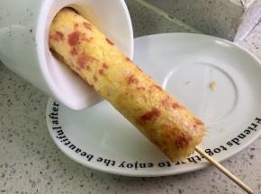 烤好后米饭肠会自动升起，把蛋肠机横过来，把米饭肠轻轻倒入盘中，不要把肠折断。