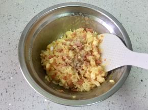 加入少许胡椒粉和盐调味。口味淡的话也可以不加，火腿和芝士都有咸味。