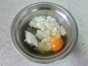 米饭中打入一个鸡蛋。