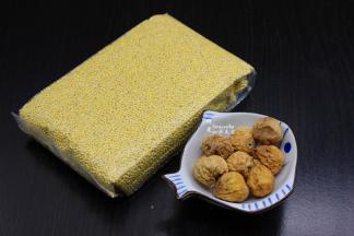 准备食材：小米、无花果、白砂糖；