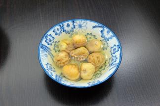 无花果洗净，浸泡软；