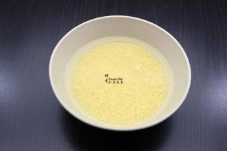 小米洗净浸泡10分钟；