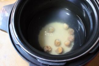 小米、无花果，分别捞出沥干水，再放入锅中，熬煮30分钟；