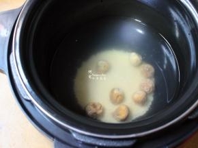 小米、无花果，分别捞出沥干水，再放入锅中，熬煮30分钟；