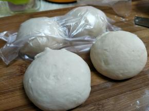 首先制作饼底。饼底材料除黄油外揉到扩展，后加入黄油到完全阶段，发酵到大约2倍大。
取出排气分割面团，覆盖保鲜膜静置10分钟。