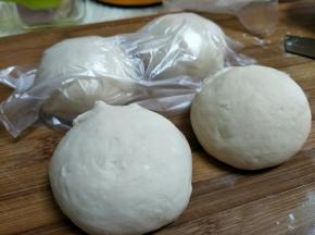 首先制作饼底。饼底材料除黄油外揉到扩展，后加入黄油到完全阶段，发酵到大约2倍大。
取出排气分割面团，覆盖保鲜膜静置10分钟。