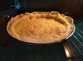 擀开圆形，比披萨盘底稍大一些，用叉子把底部叉些孔，放入预热好的烤箱180度5分钟。