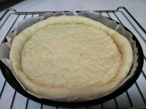 披萨饼底就做好了。